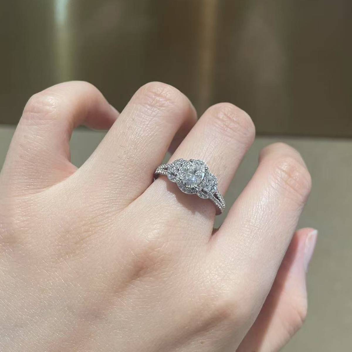 蛋形圆包女戒S925银镀白金女戒定制选款主石莫桑钻1.0ct/副石高碳钻